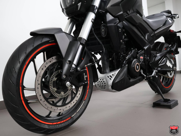 Foto Miniatura Bajaj DOMINAR 400 2025