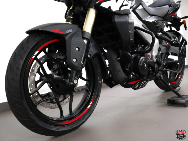 Foto Miniatura Bajaj DOMINAR NS400Z 2026