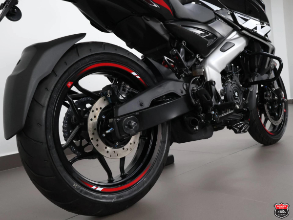 Foto Miniatura Bajaj DOMINAR NS400Z 2026