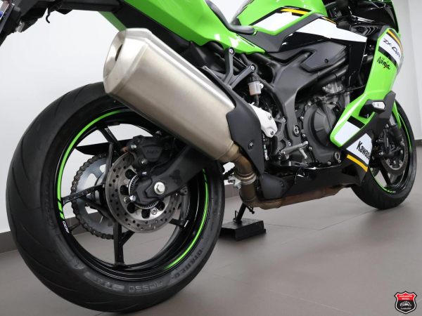 Foto Miniatura Kawasaki NINJA ZX-4R 2026