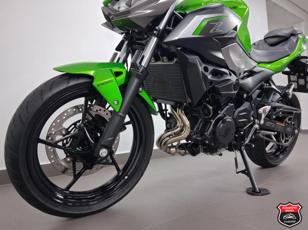 Foto Miniatura Kawasaki Z500 2025