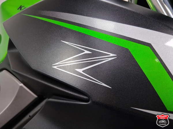 Foto Miniatura Kawasaki Z500 2025