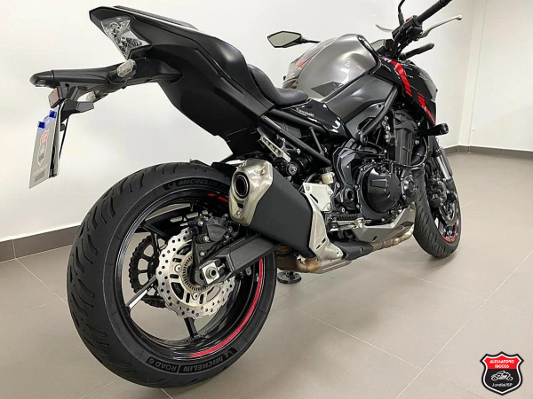 Foto Miniatura Kawasaki Z900 2023
